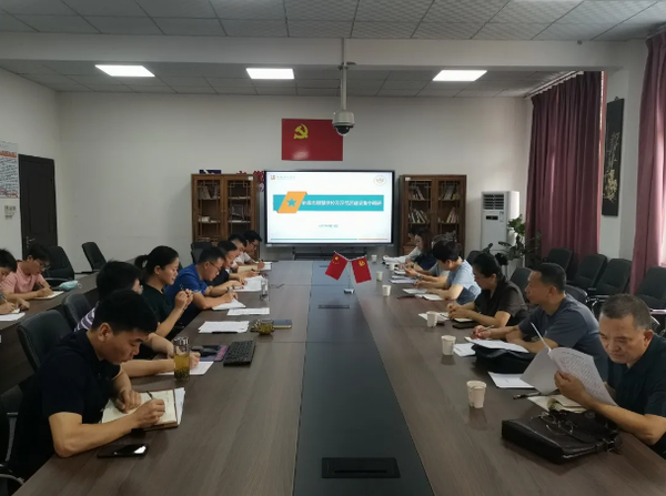 卢春江校长在现场向电教馆领导介绍了耕读基地建设规划中的智能喷灌